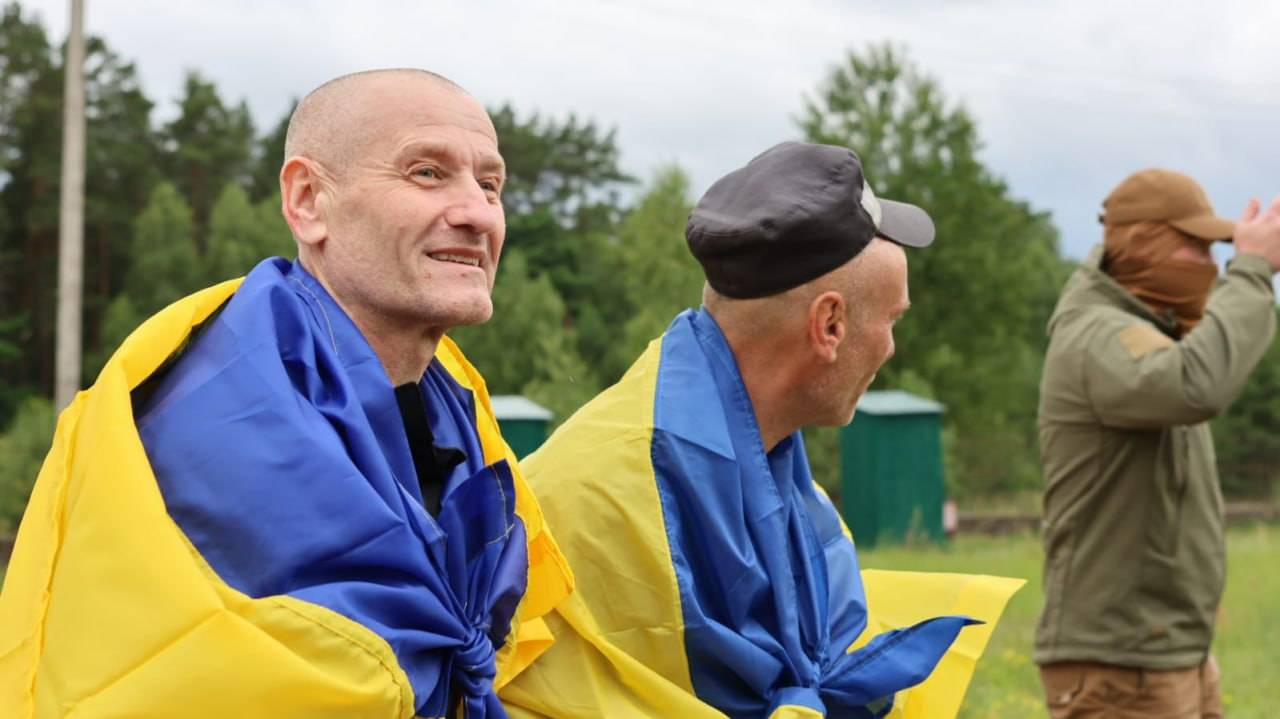 Украински военни, върнали се от руски плен Украински военни, върнали се от руски плен